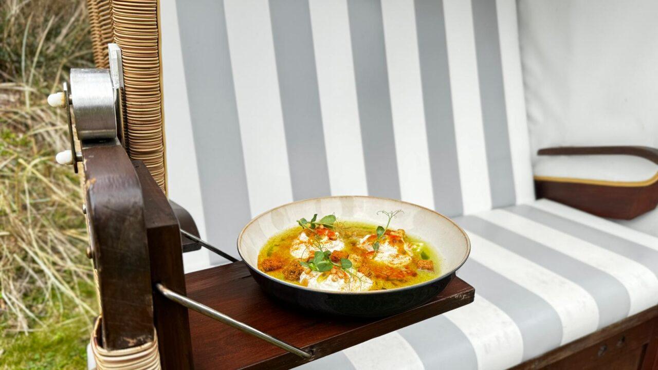 Burrata mit Gazpacho in einem Strandkorb Restaurant Coast neben Hotel Duene Sylter Restaurant Tipps