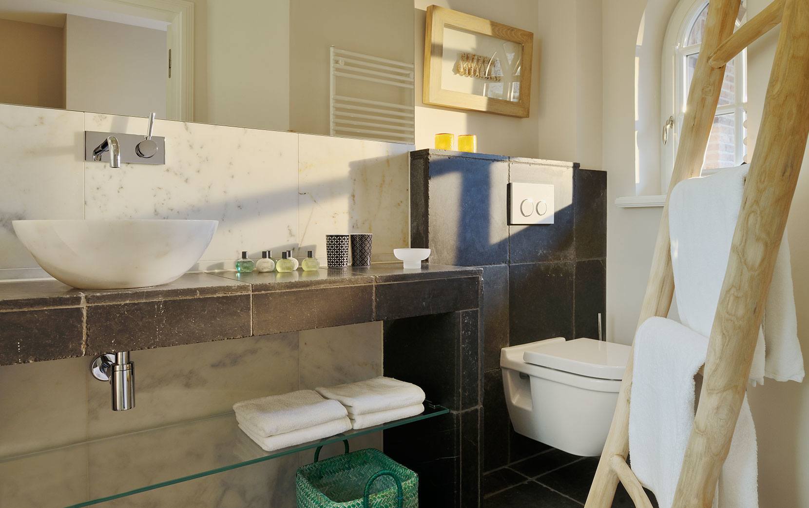waschtisch und toilette im hellen Badezimmer der Suite 7 im Sylt Hotel Duene dorfhotel rantum frühstück