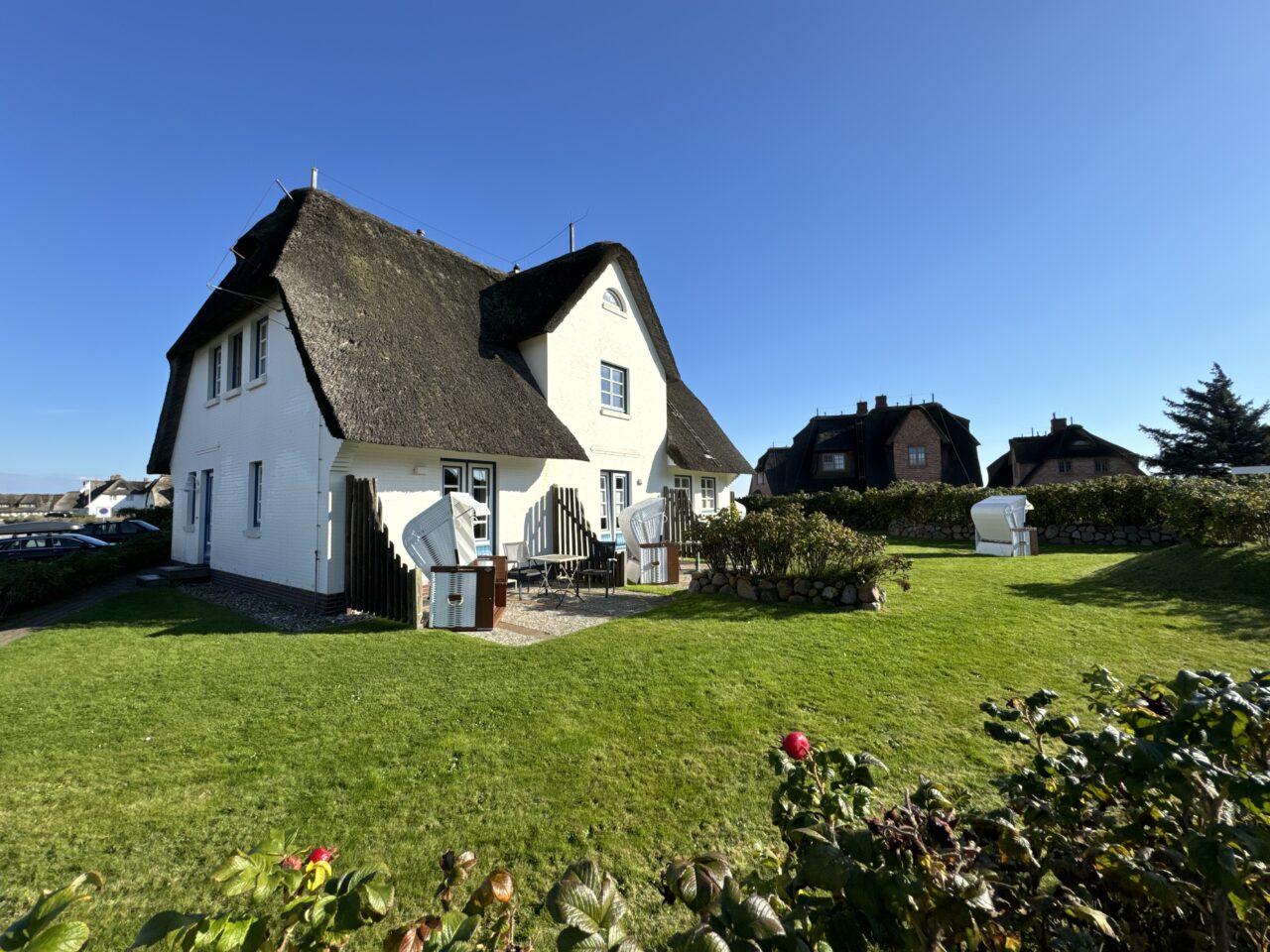 syltsterne ferienwohnung rantum außenansicht reetdachhaus