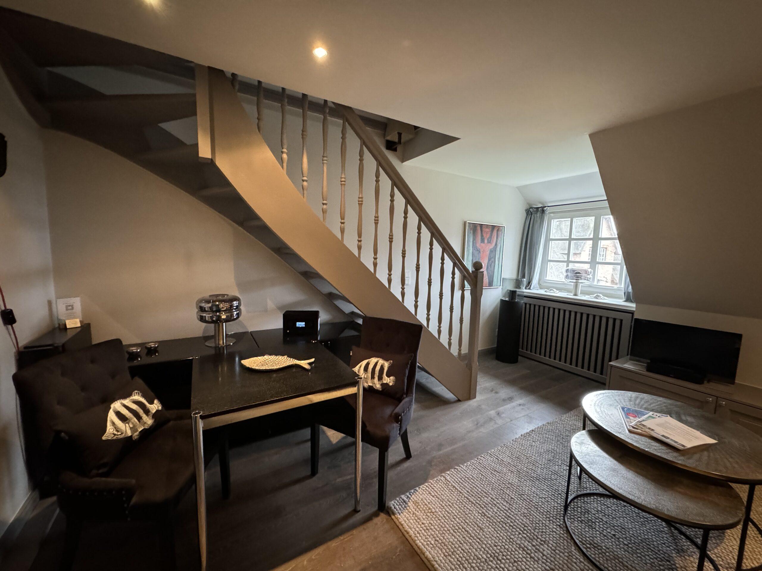 wohnbereich mit treppe in syltsterne ferienwohnung rantum