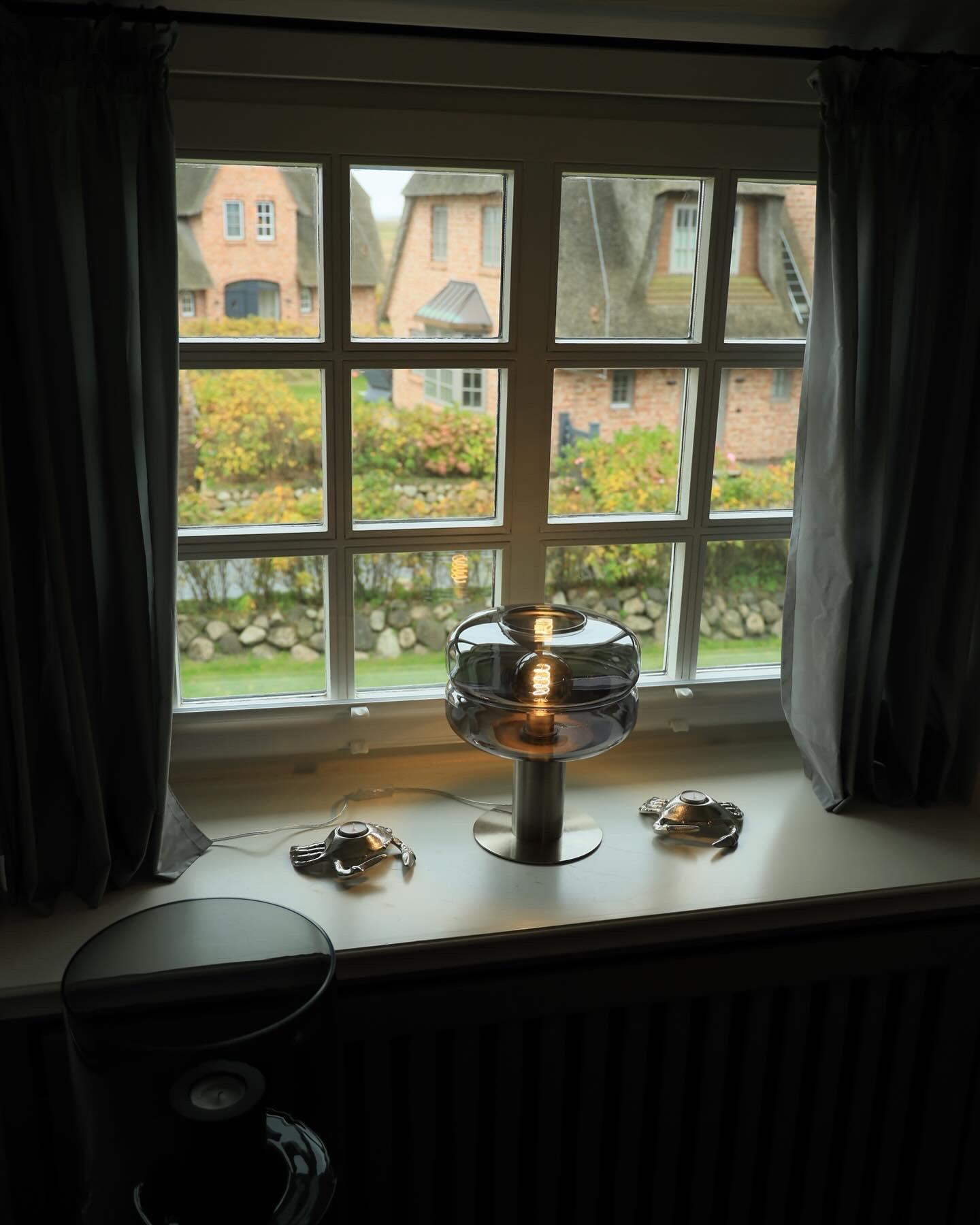 fenster mit blick auf reetdachhäuser aus syltstern ferienwohnung rantum