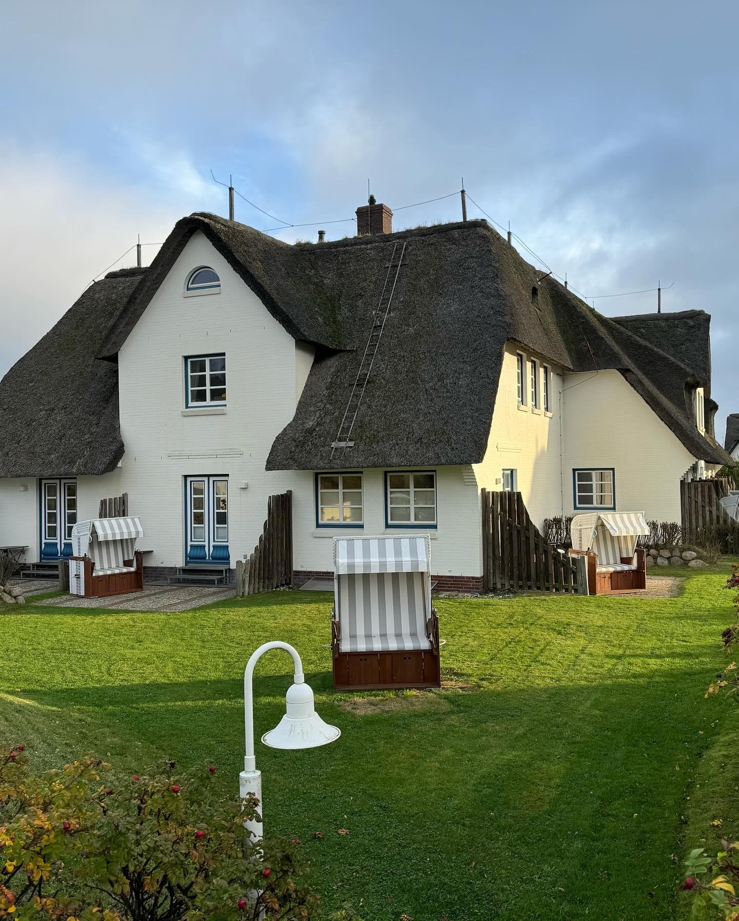 reetdachhaus mit ferienwohnung syltsterne im hotel duene rantum